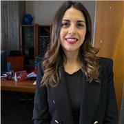 Dottoranda in biologia che impartisce lezioni su diverse materie dell'ambito scientifico a differenti età